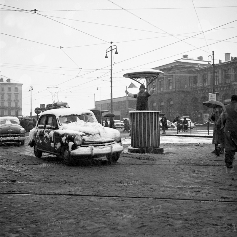 Snow in Zurich 1952: In front of the Hauptbahnhof