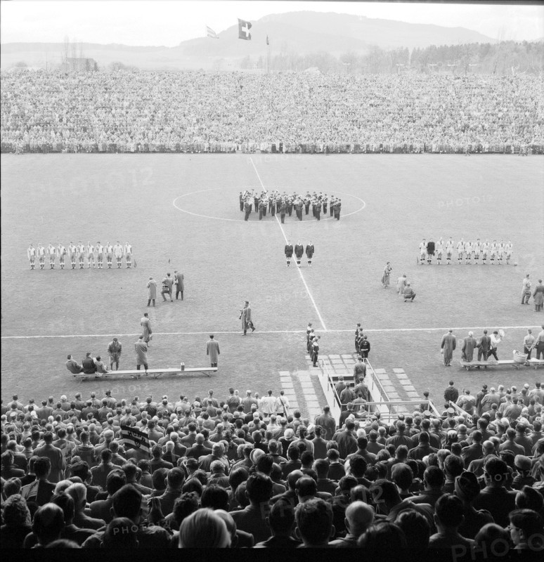 Swiss cup 1957/58, cup final: Young Boys Bern - Grasshopper-Club Zurich. Teams pose before the game starts