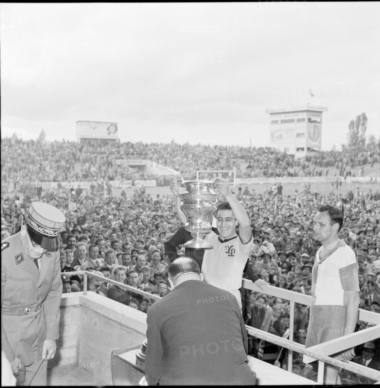 Swiss cup 1957/58, cup final: Young Boys - Grasshopper-Club Zurich. Geni Meier with the cup