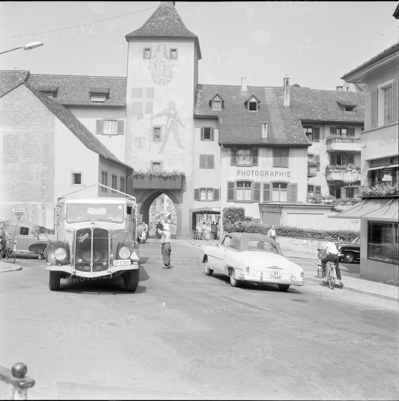 Road traffic in front of the Liestal Torli, town gate, 1959