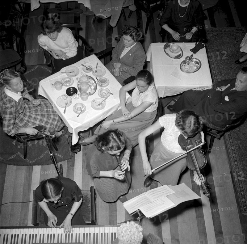 Kibitze"" girl's club, Zurich 1953
