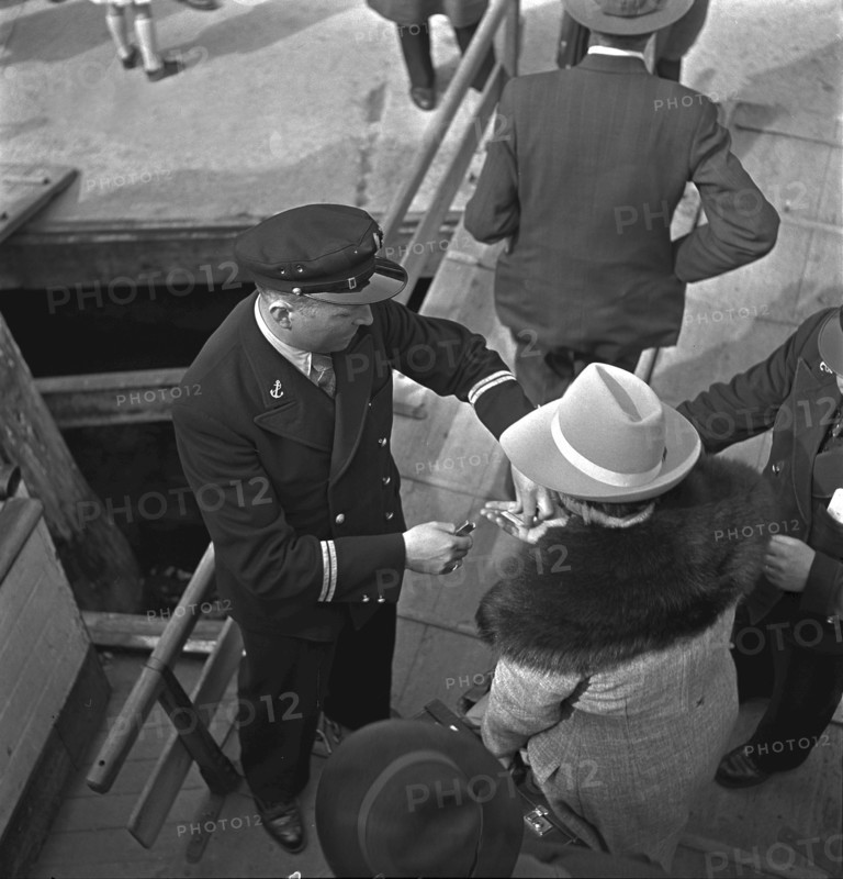 Travellers boarding a ship, Weggis 1940