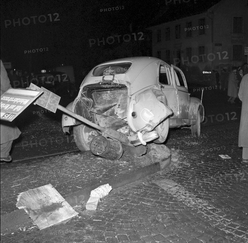 Car damaged in a accident, Wehntalerstrasse 1955