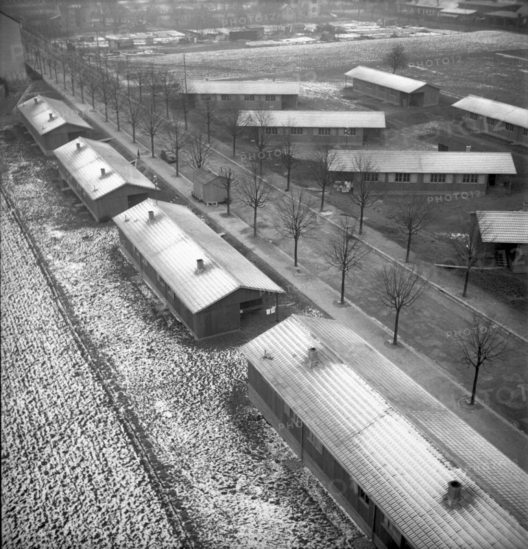 Housing shortage, temporary flat for homeless people in barracks, Zurich 1946