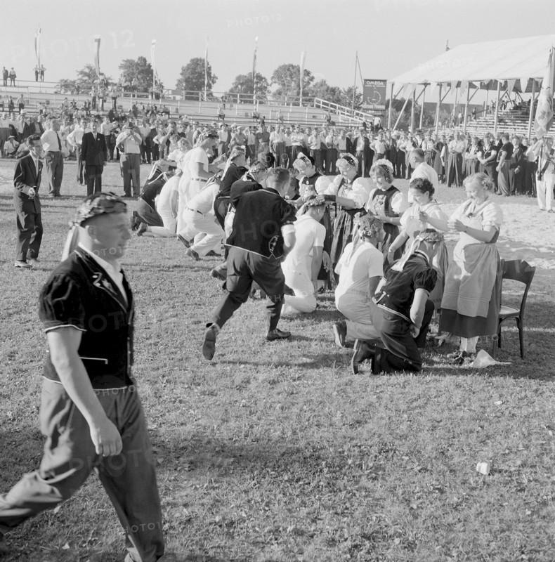 Swiss federal wrestling festival Freiburg 1958: wrestlers receiving the laurel wreaths