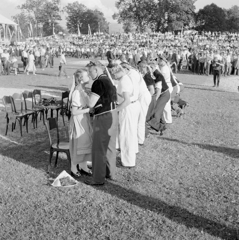 Swiss federal wrestling festival Freiburg 1958: wrestlers receiving the laurel wreaths