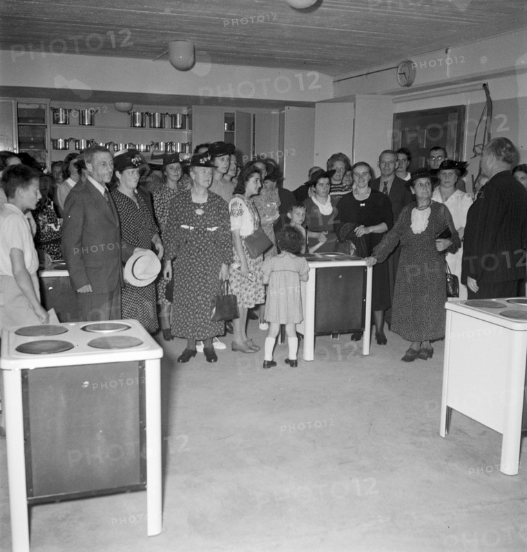 Zurich, opening of the Migros branch at the Limmatplatz 1952: customers examine cookers