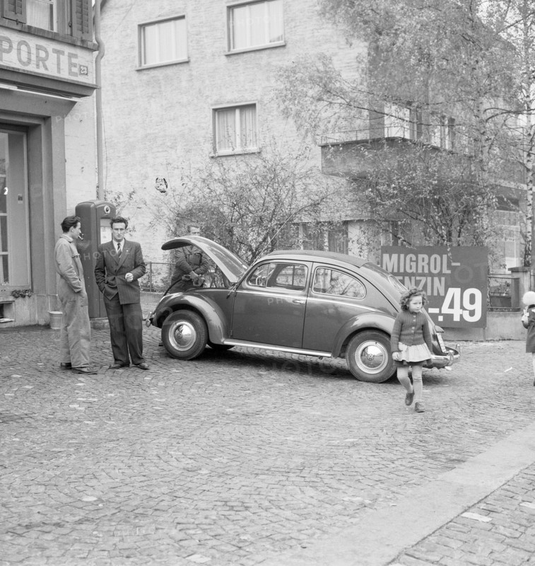 Zurich, customers filling up at Migrol Filling Station, gasoline pump, 1954