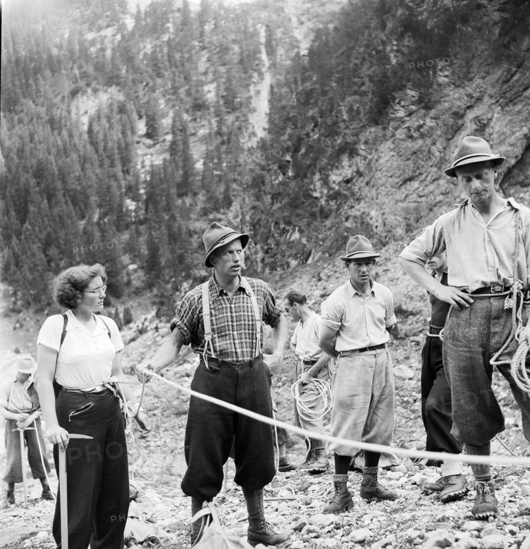 Mountaineering school Rosenlaui 1945: how to rope up for a glacier tour