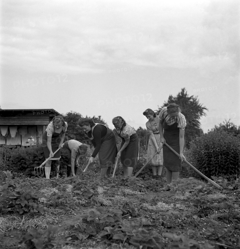 Gardening at women's school 'Heim' in Neukirch an der Thur, 1940