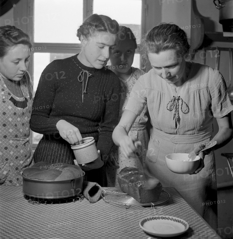 Baking cakes at women's school 'Heim' in Neukirch an der Thur, 1940