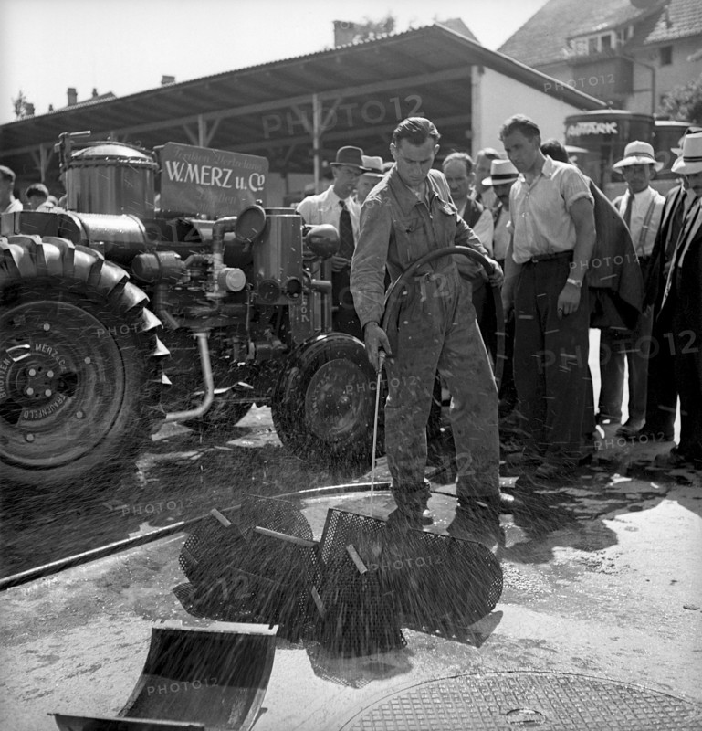 Cleaning presentation at course for tractors, Winterthur 1941