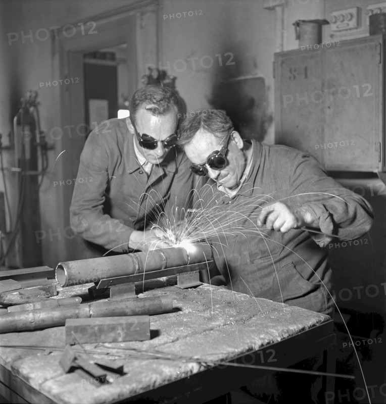 Welding at course for metalworker in Zurich, 1940