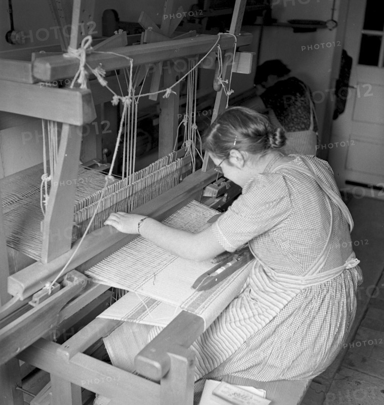 Womat at the loom at school for farmers, Uttewil 1943