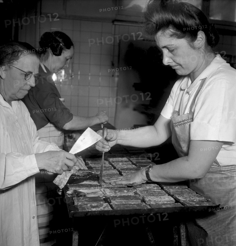 Women baking biscuits in the LVZ bakery, Zurich 1949