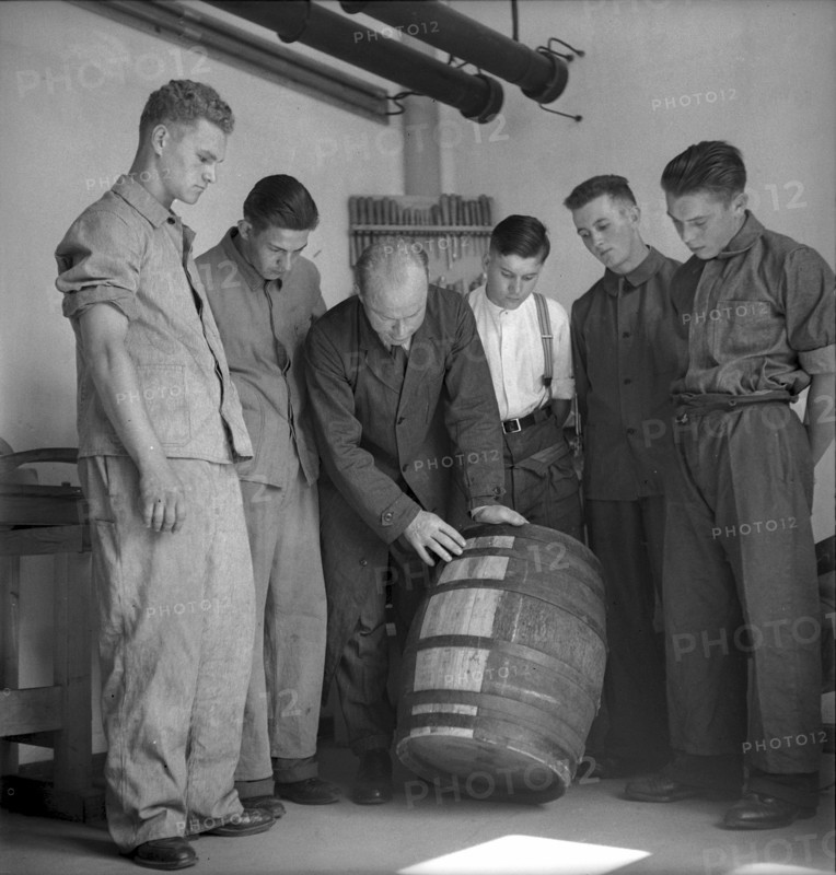 Production of an oak barrel at technical college for fruit utilization, 1942