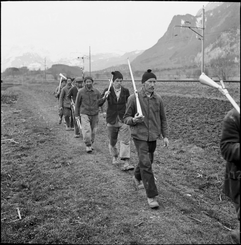 Plague of mice in Ruti, farmers on the way to distribute Surux rodenticide, around 1948