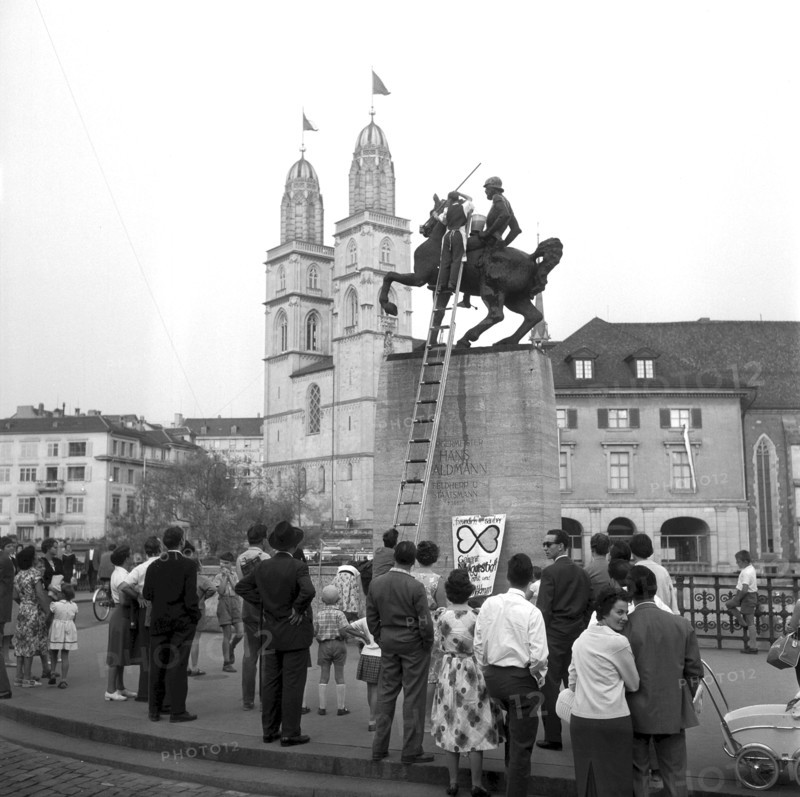 Cabaret Muggestich is cleaning the hans-Waldmann memorial, Zurich 1959