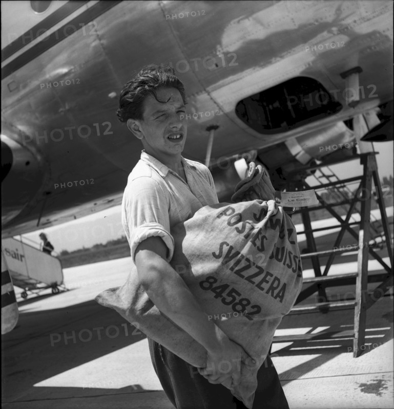 Stopover of a TWA Starliner in Geneva, baggage loading 1946