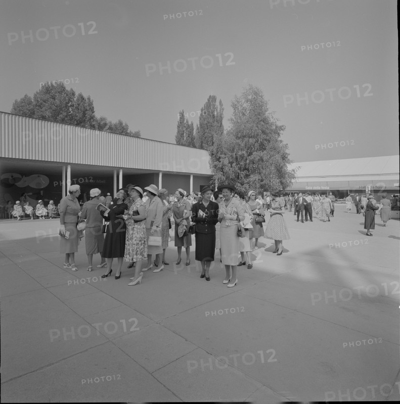 Federal councillors and ministers wives, excursion at SAFFA fair. Zurich 1958