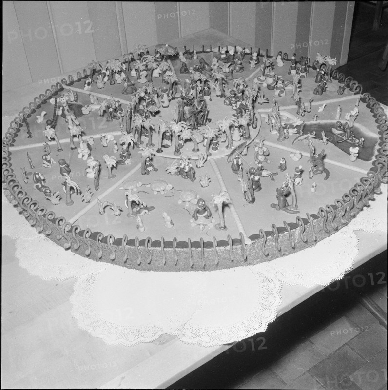 Giant cake of 60 kilograms with jungle scenery, 1956