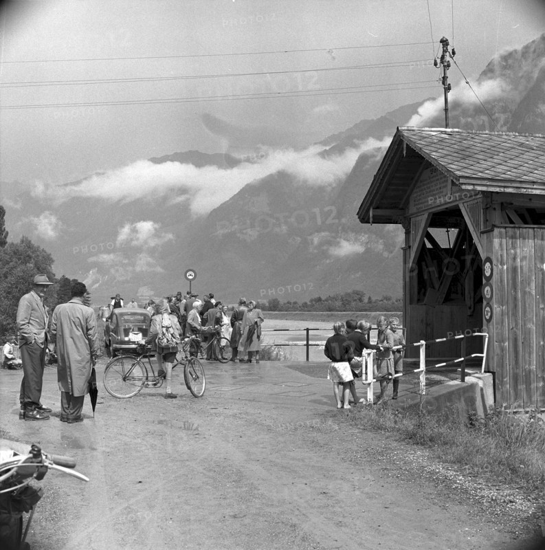 Pontoon accident on the Rhine, 1956: Divers are searching for the missing men