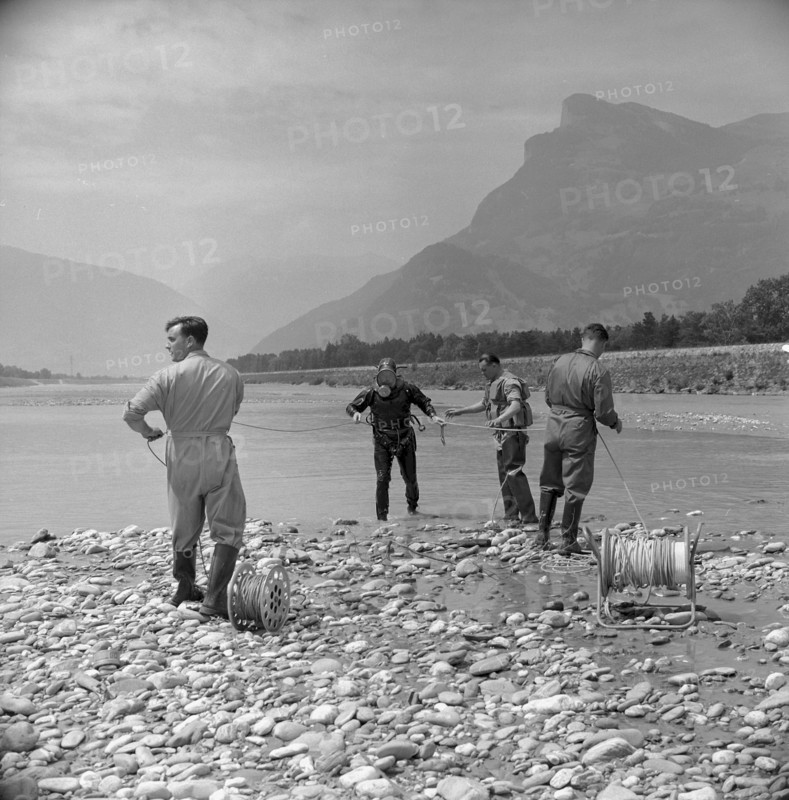 Pontoon accident on the Rhine, 1956: Divers are searching for the missing men
