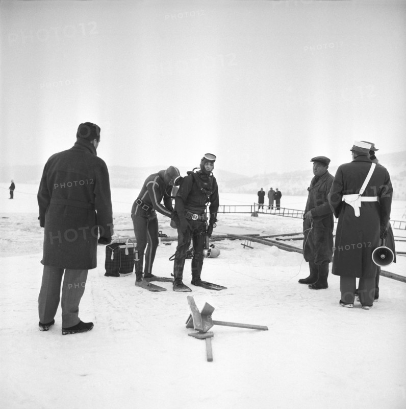 Truck accident 1963: Truck falls into the frozen lake of Hallwil, diver