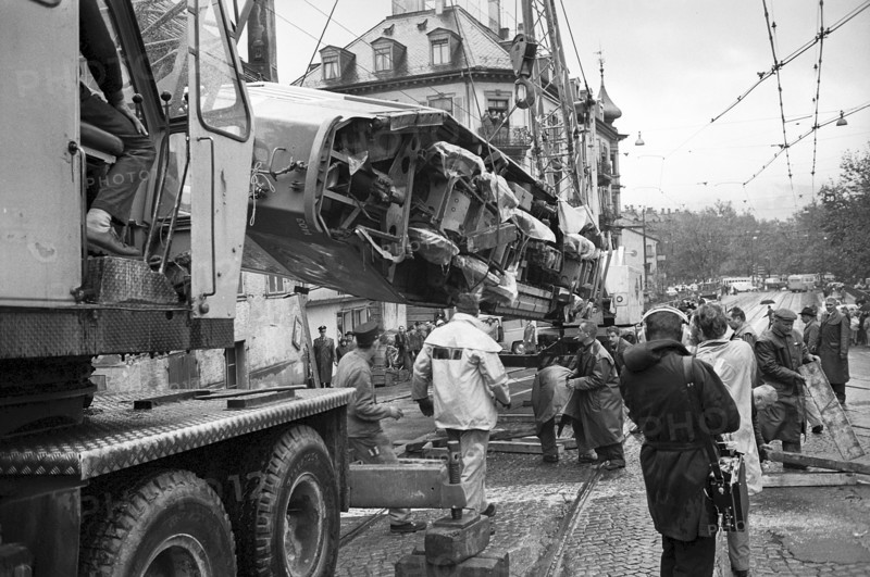 Tramway Accident in Zurich 1966: Tram 13 derailed becausse of the leaves and canted over