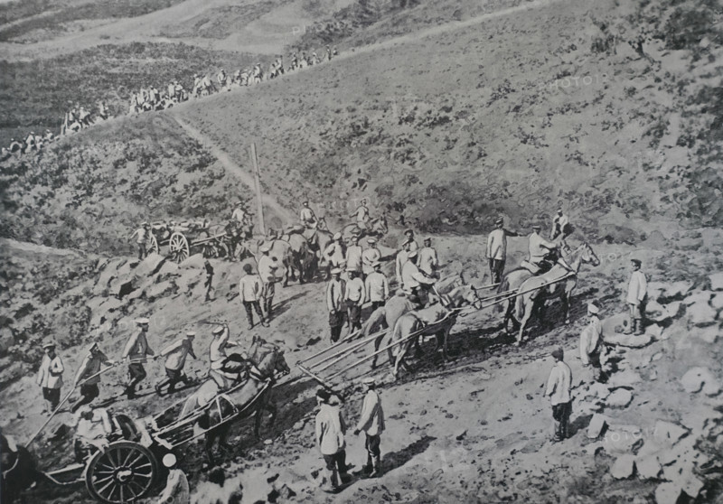 Elevating guns at the pass near Anping Photo by Gusev