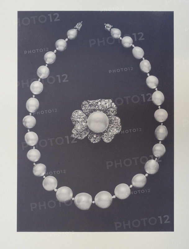 The Royal Large Pearls Necklace and Brooch Rose-shaped Large Pearl.