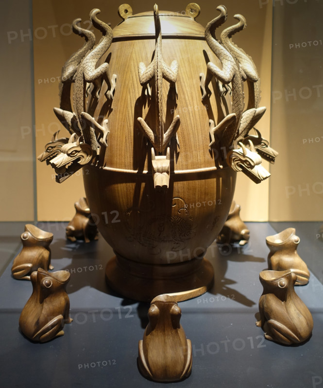 Model of a seismoscope.