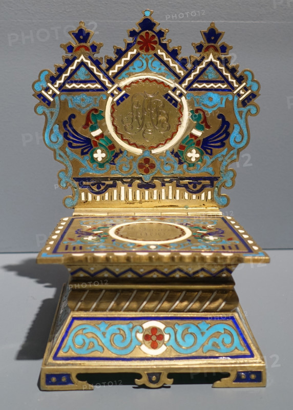 Salt cellar shaped like a wooden salt cellar.