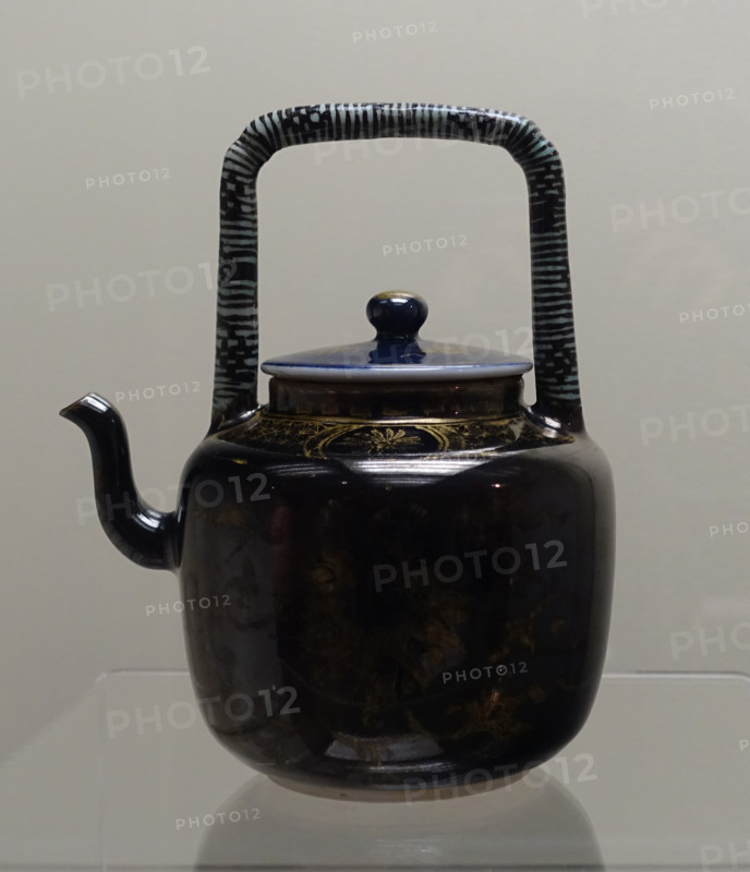 Teapot with lid.