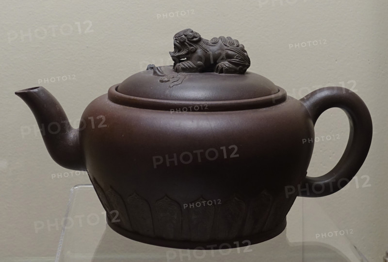 Teapot with lid.