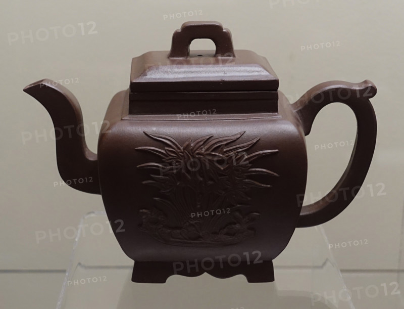 Teapot with lid.