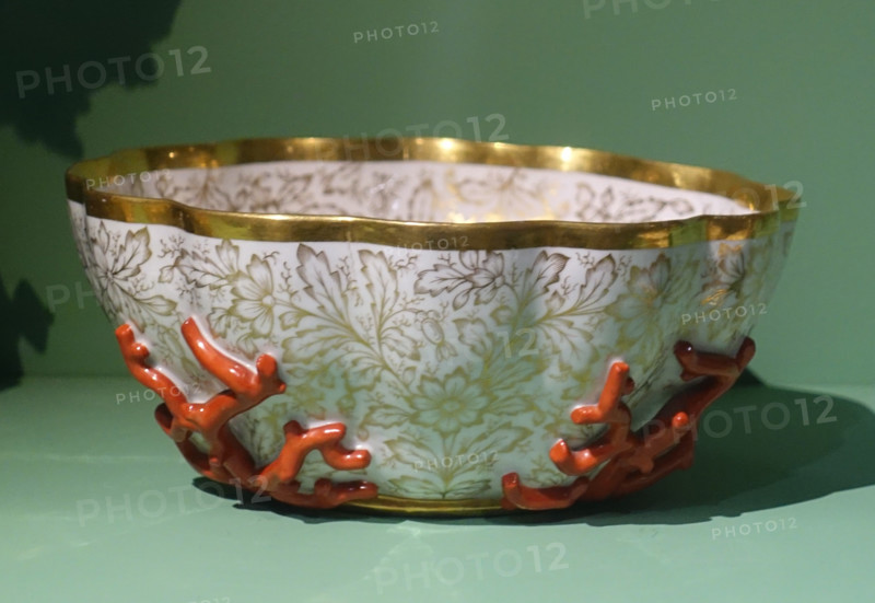Oval bowl with corals.