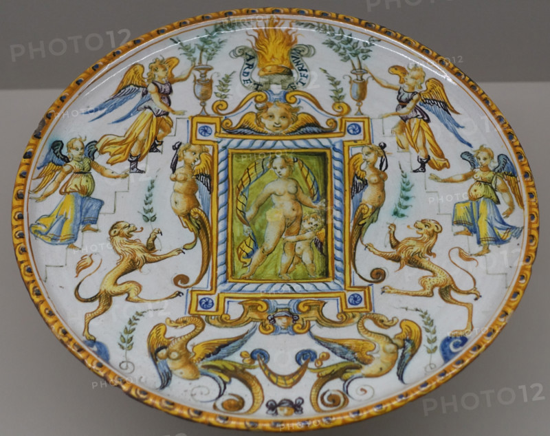 Alzata with Venus and Cupid and grotesques.