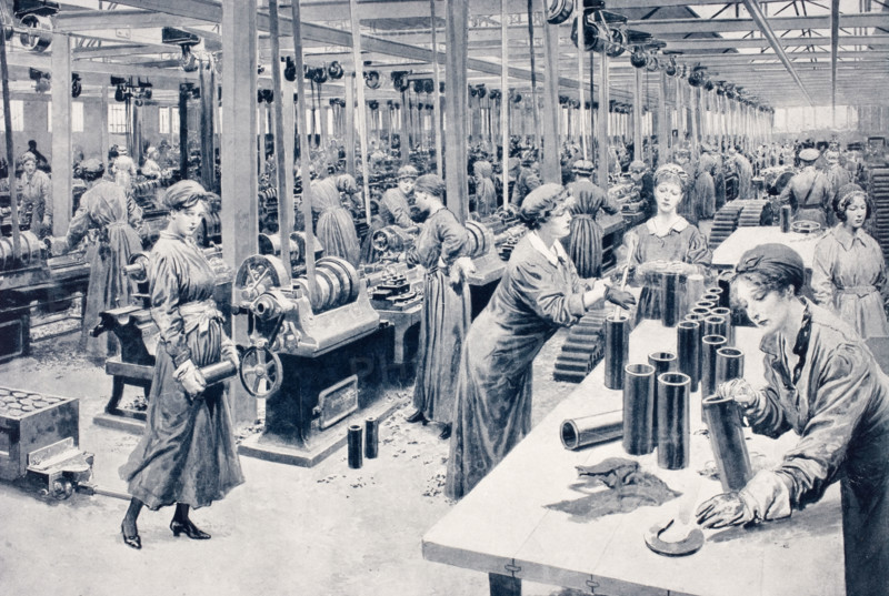 Women working in munitions factory 1915.