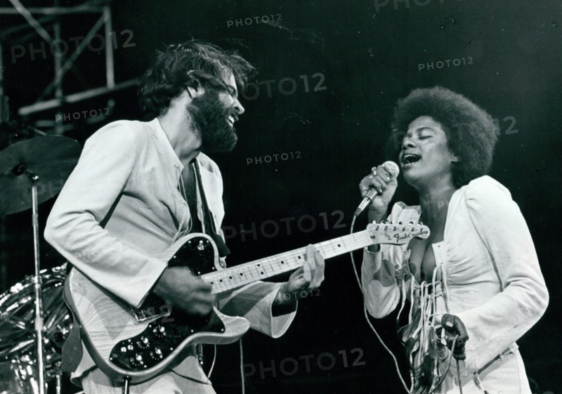 Joe Beck on guitar with Cheryl Barnes singing in concert