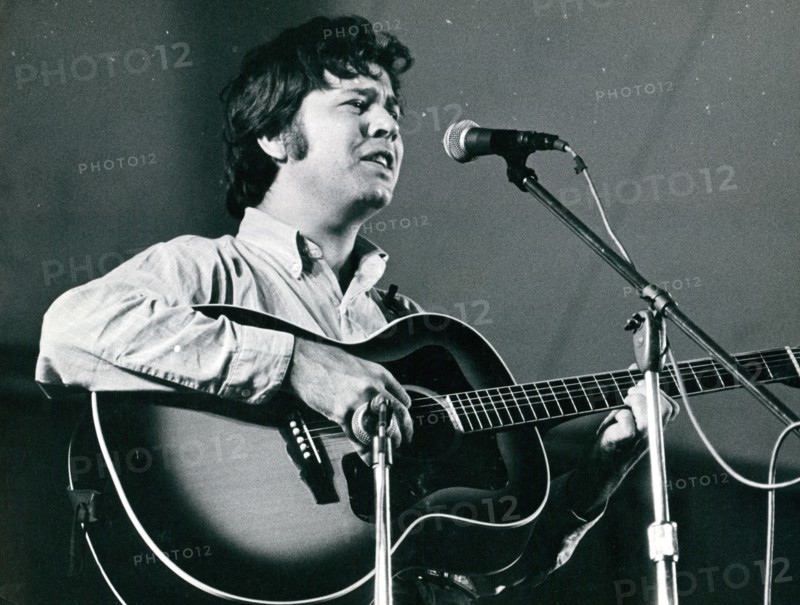 Folk singer Pat Sky on stage