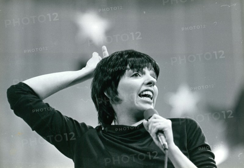 Liza Minnelli singing