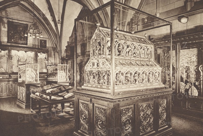 Germany, The urn of the Three Kings in the treasury of the cathedral in Cologne 1940 circa