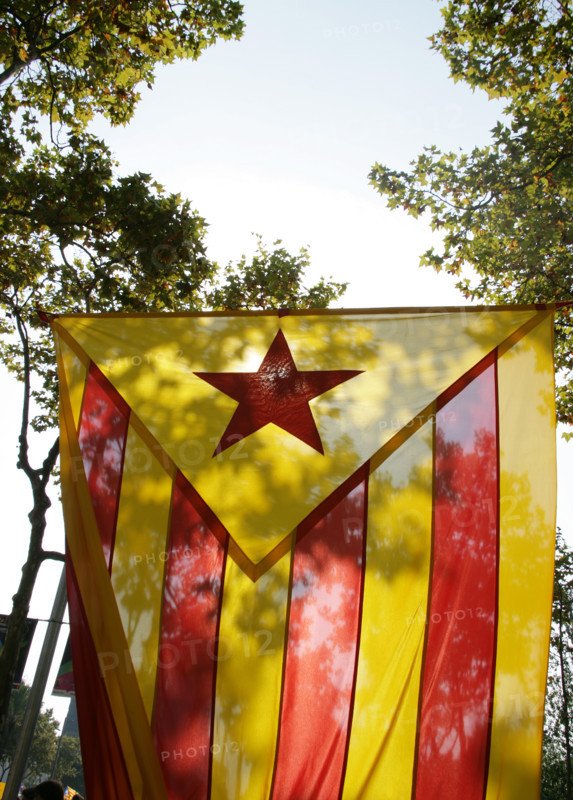 Estelada. Unofficial flag representing the Catalan independence movement. ""Estelada vermella"" (red estelada). The ""estelada vermella' was adopted by ""Esquerra Catalana dels Treballadors"" (ETC) (Catalan Workers' Left), when it was formed in Perpignan in 1972. It was a nationalist and extreme left-wing party, being dissolved in 1981.