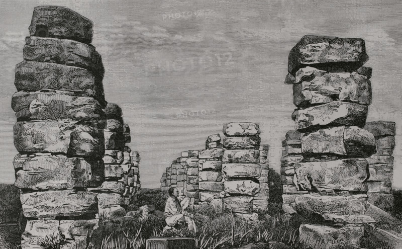 Ruins of Ake. Tixkokob, State of Yucatan, Mexico. Archaeological site from the Mayan period. Ruins of the building of the columns, so-named for its pilasters. Drawing by Honore Chapuis (1817-1896). Engraving based on a photograph taken by French archaeologist and photographer Desire Charnay (1828-1915) in 1881. America. History of its discovery from primitive times to the modern era, written by Rodolfo Cronau. Volume II. Published in Barcelona, 1892.