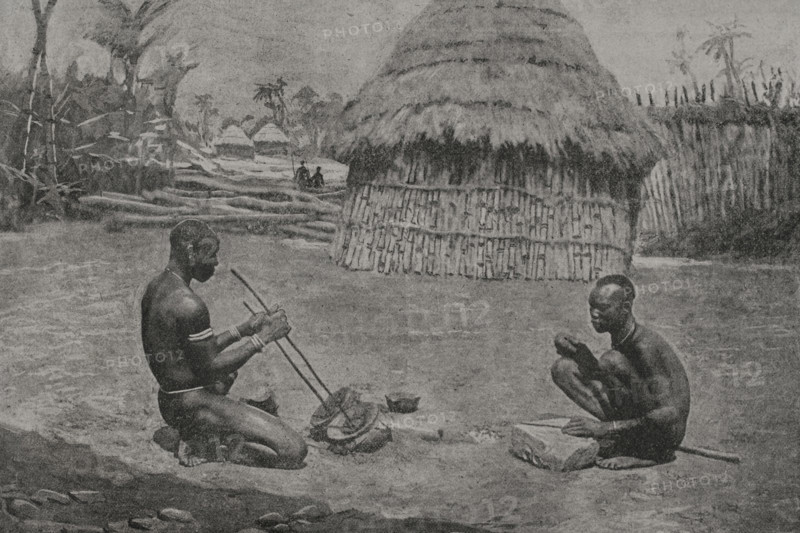 Sudan, Africa. Blacksmiths of the Bari tribe, which lives on the Upper Nile. Photogravure from a photograph by Richard Buchta (1845-1894). ""La conquista de Africa"" (The conquest of Africa), by Alfredo Opisso. Volume II. Published in Barcelona (Spain) by Molinas y Maza editores, 1911.