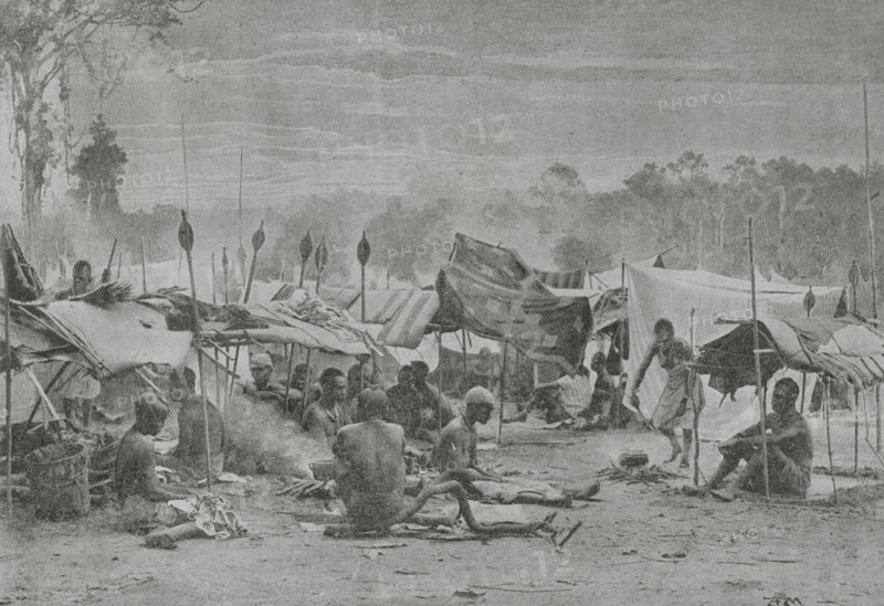 Africa. Boatmen's camp in Gabon. Photogravure by Andre & Sleigh. ""La conquista de Africa"" (The conquest of Africa), by Alfredo Opisso. Volume II. Published in Barcelona (Spain) by Molinas y Maza editores, 1911.
