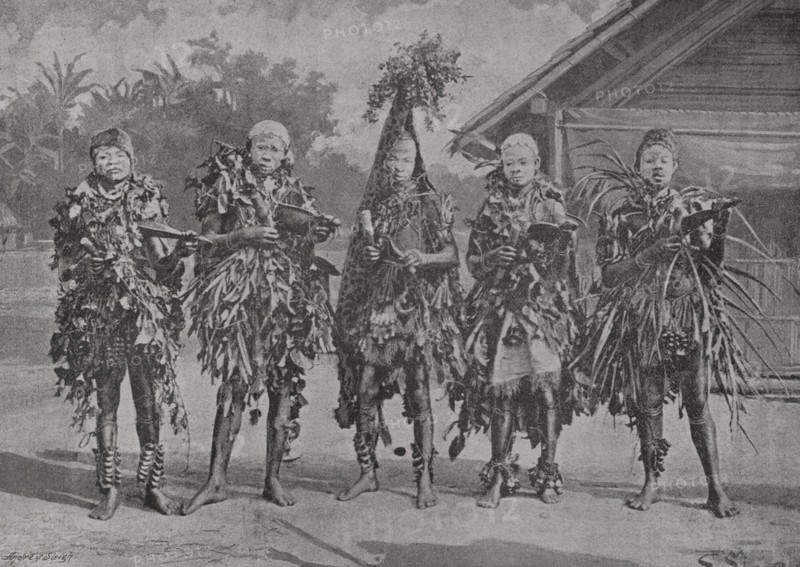 Africa. Fang people, also known as Fan or Pahouin. Bantu ethnic group found from Equatorial Guinea, northern Gabon, and southern Cameroon. Pahouin fetish dresses, Gabon. Photogravure by Andre & Sleigh from a photograph by F. Roux. ""La conquista de Africa"" (The conquest of Africa), by Alfredo Opisso. Volume II. Published in Barcelona (Spain) by Molinas y Maza editores, 1911.