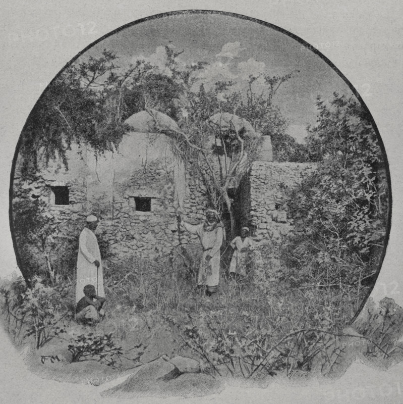 Kilwa Kisiwani (Kilwa Island), Tanzania. Great Mosque of Kilwa. Its first phase of construction dates back to the 12th century. Photogravure. ""La conquista de Africa"" (The conquest of Africa), by Alfredo Opisso. Volume III. Published in Barcelona (Spain) by Molinas y Maza editores, 1911.