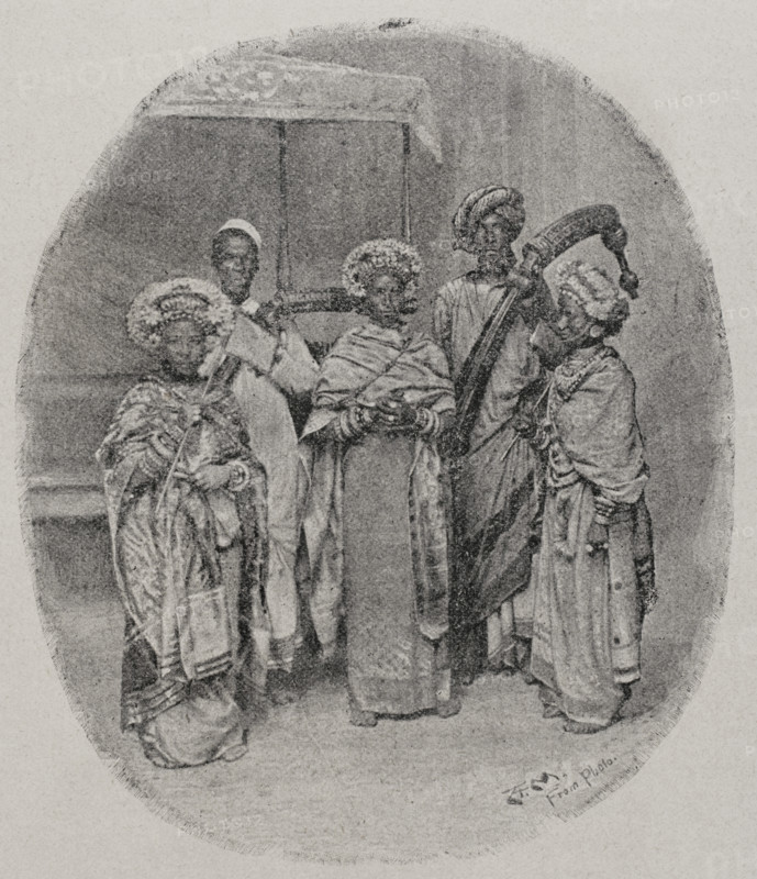 Marriage dresses of Lamu and musicians with siwas. Photogravure from a photograph by Sir John Kirk. ""La conquista de Africa"" (The conquest of Africa), by Alfredo Opisso. Volume III. Published in Barcelona (Spain) by Molinas y Maza editores, 1911.